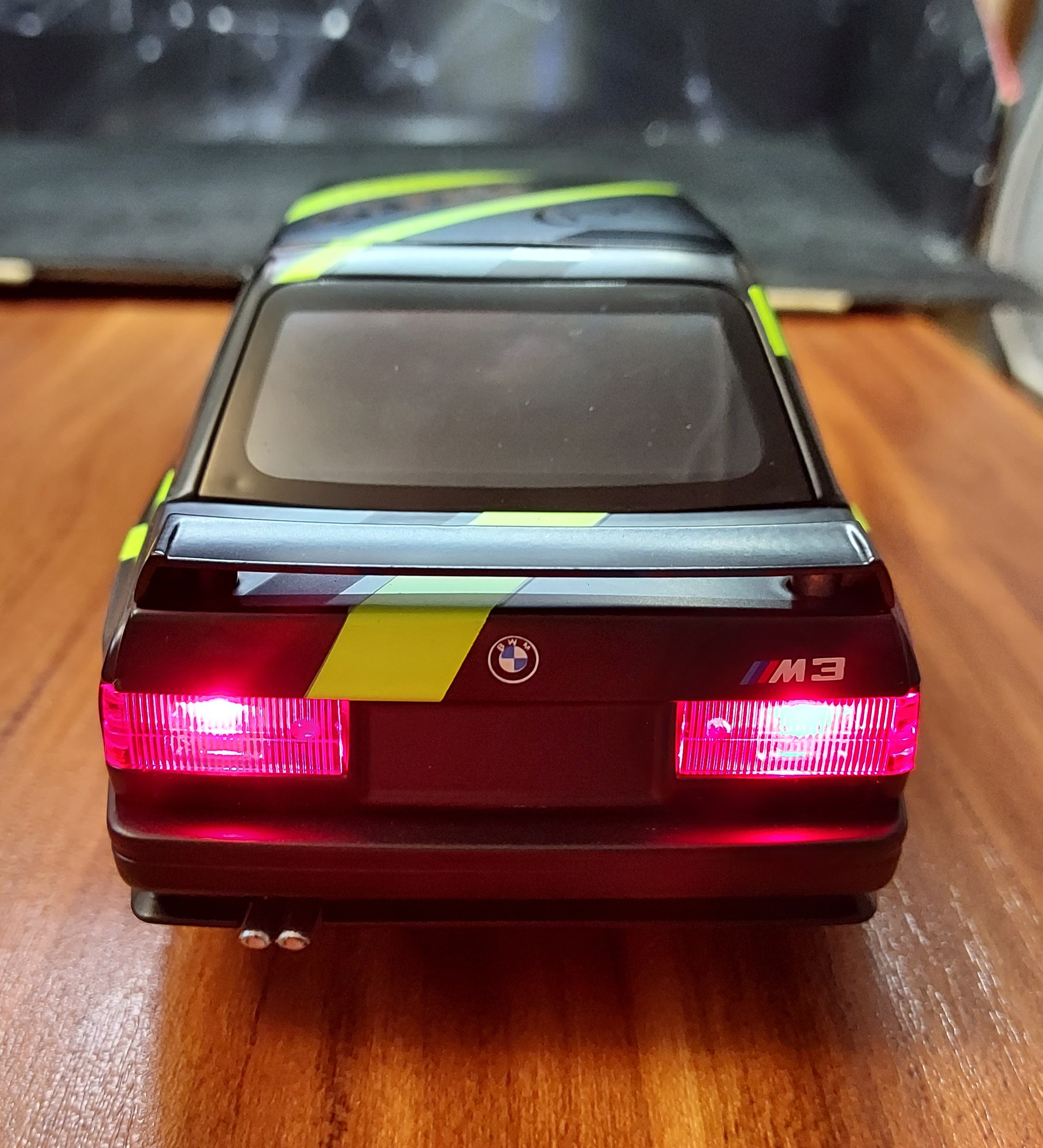 ماکت بی ام و m3 e30 فلزی ۱:۲۴